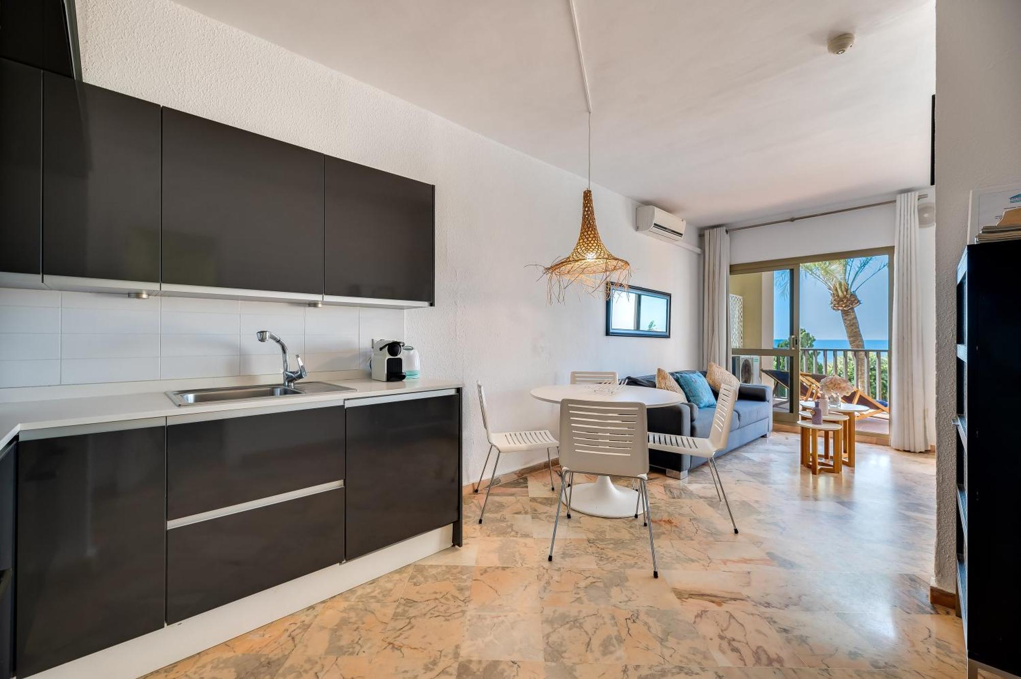 Front Line Beach Studio Apartment 마르베야 외부 사진