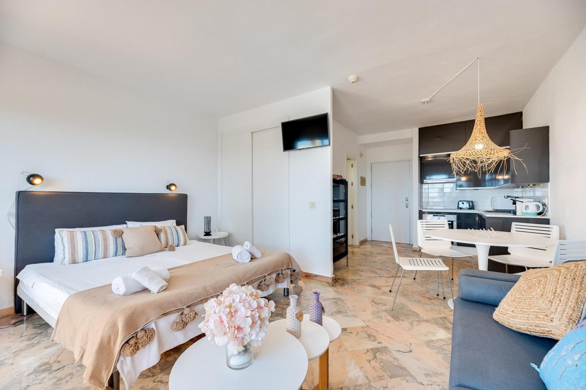 Front Line Beach Studio Apartment 마르베야 외부 사진